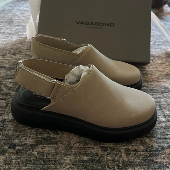 Vagabond Tan and Black Clogs - Picture 3 of 11